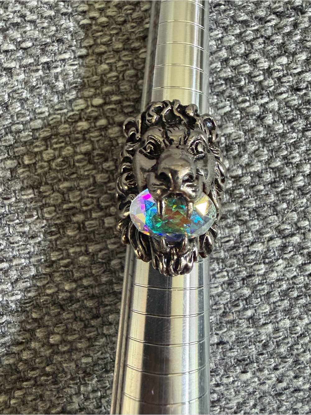 Gucci Silver-Tone Lion Head Ring with Iridescent Stone